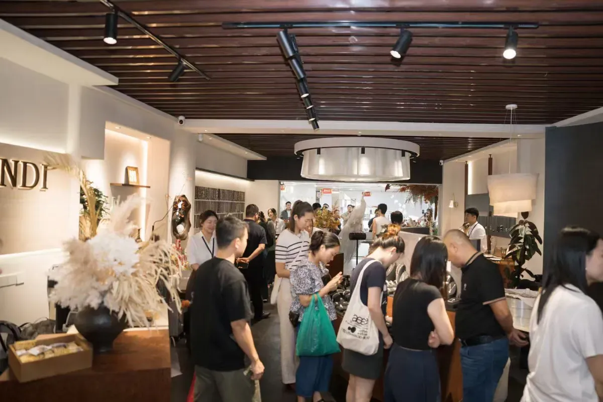 Showroom — Customer Experience